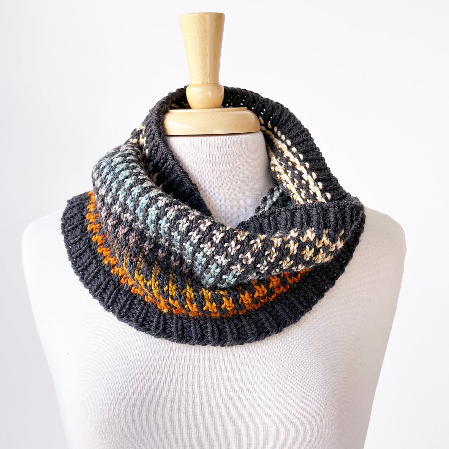 Houndstooth Cowl in Entropy Chunky
