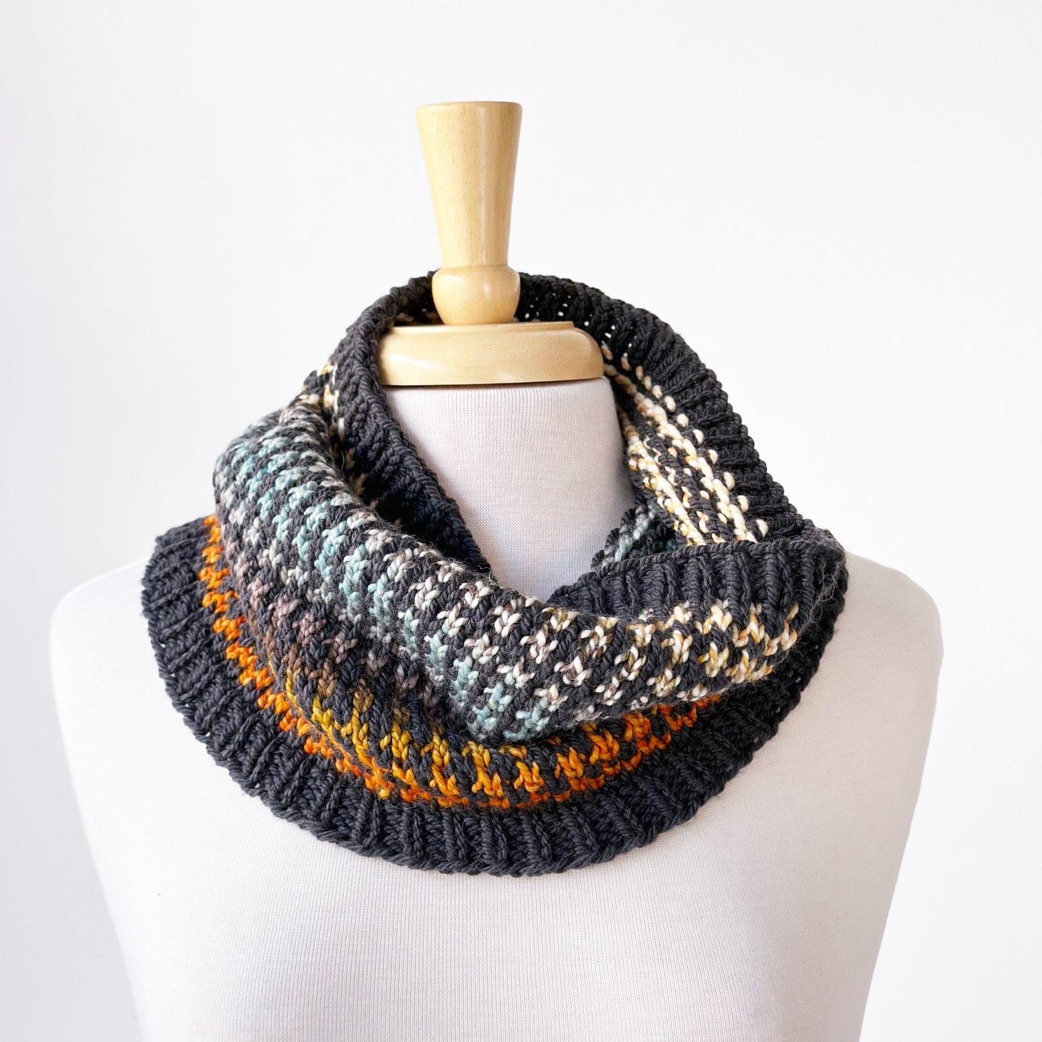 Houndstooth cowl on mannequin
